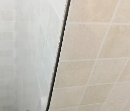 通川瓷砖空鼓维修公司分享阳台瓷砖脱落的修复过程可以分为以下几个步骤
